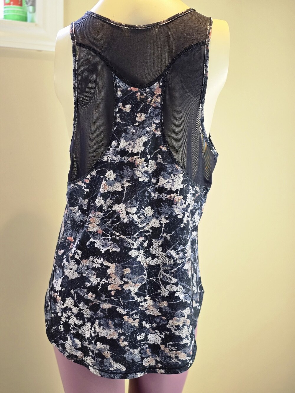 Lululemon Sculpt Tank II in the Multi / Black colourway. Sz 8/10, See Desc - Picture 3 of 3